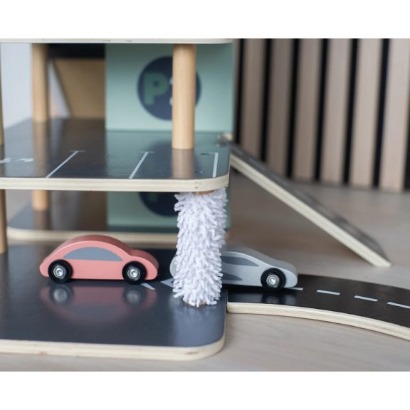 Emeletes fa parkolóház lifttel és járművekkel Jabadabado