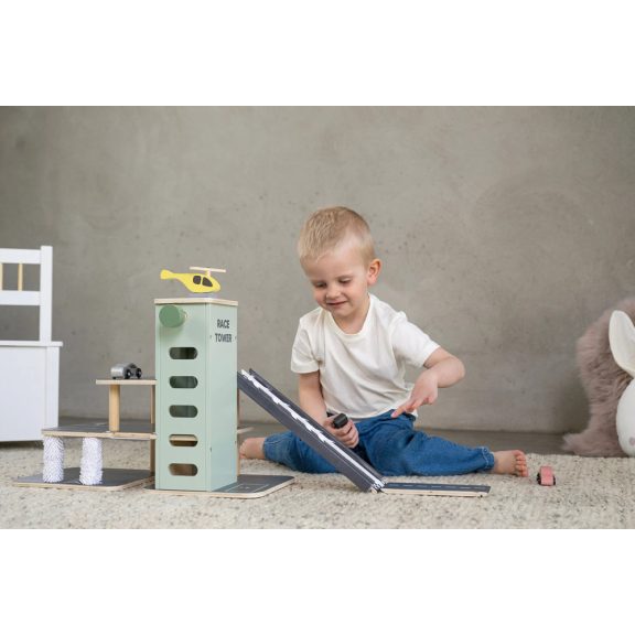 Emeletes fa parkolóház lifttel és járművekkel Jabadabado