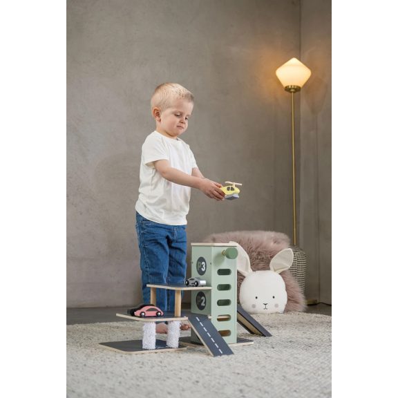 Emeletes fa parkolóház lifttel és járművekkel Jabadabado